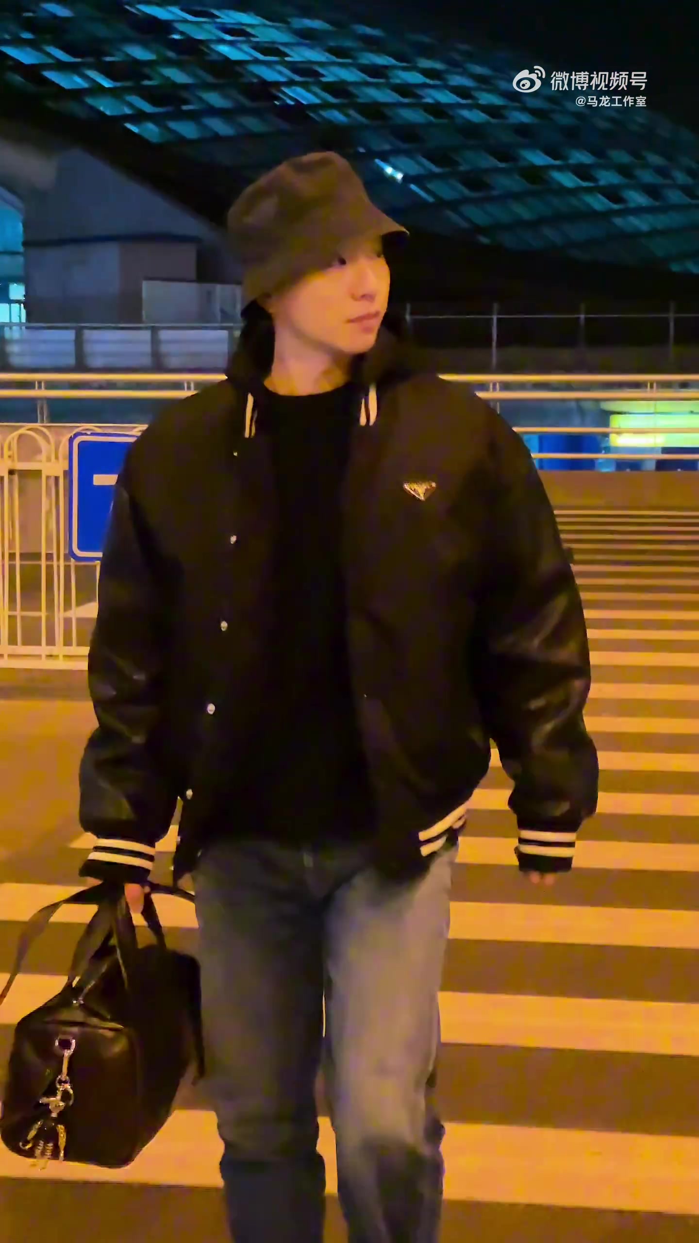 电子png游戏马龙受邀前往米兰时装周看秀：行至前路，步履悠然