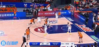 png电子官网😤这也开了！洛夫顿胯下运球找节奏 弧顶干拔三分迎射周琦！
