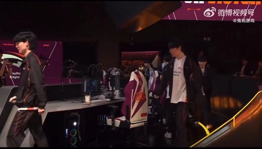 png电子韩网热议CFO Driver赛后90度鞠躬：看到偶像了 zeus和viper吓到了