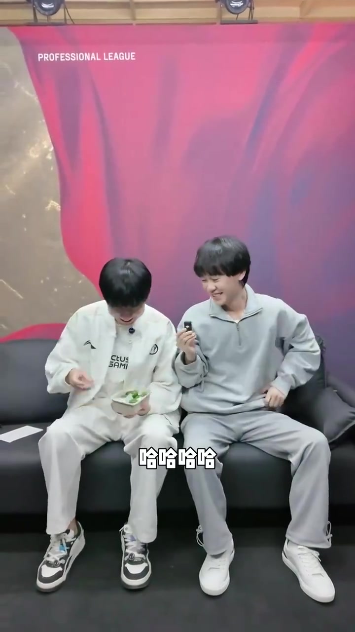 png电子平台LPL第一交际花！Ming分享采访GALA视频：今天投喂一下嘎子