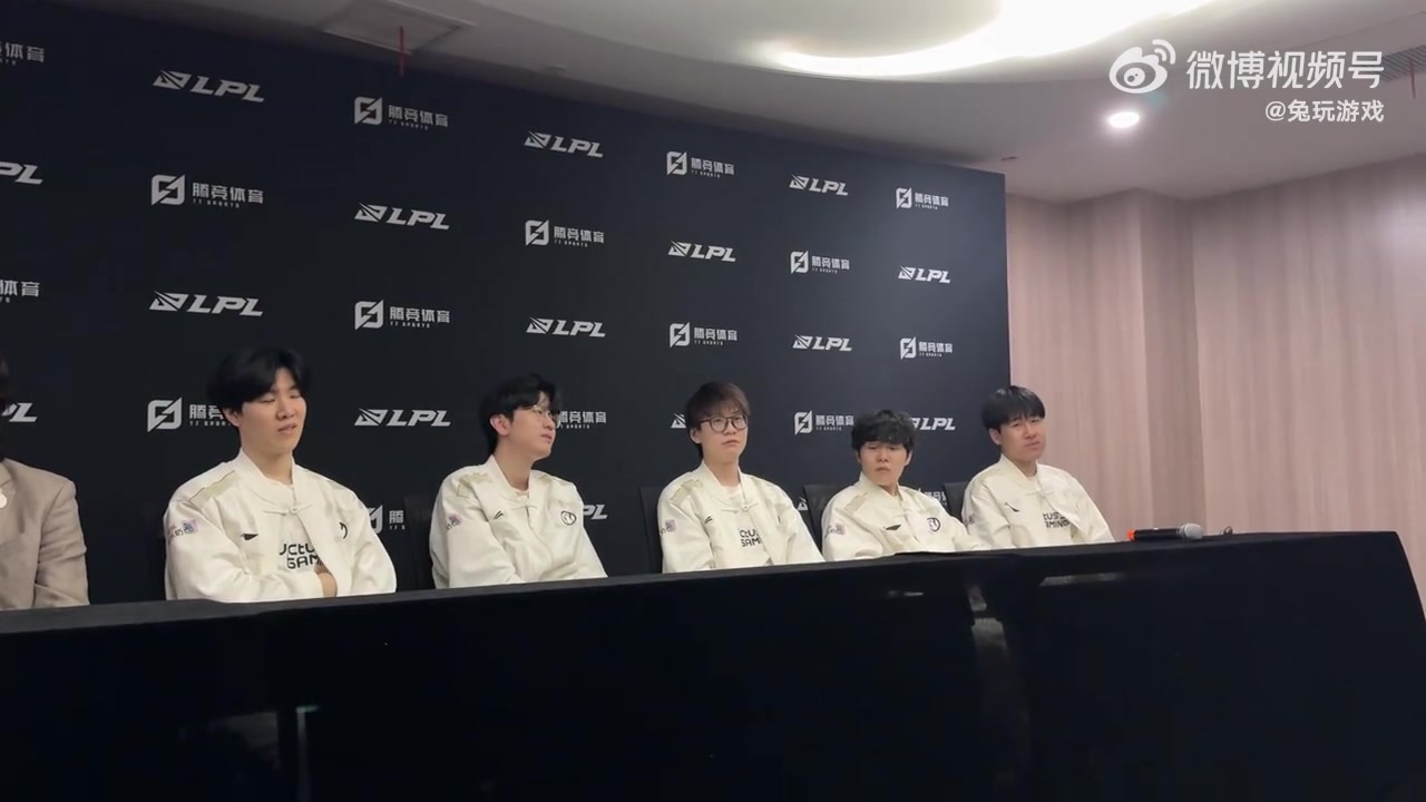 png电子平台哥几个隔着演小品呢？iG五人”话筒风云“：这话筒没用，只是装饰