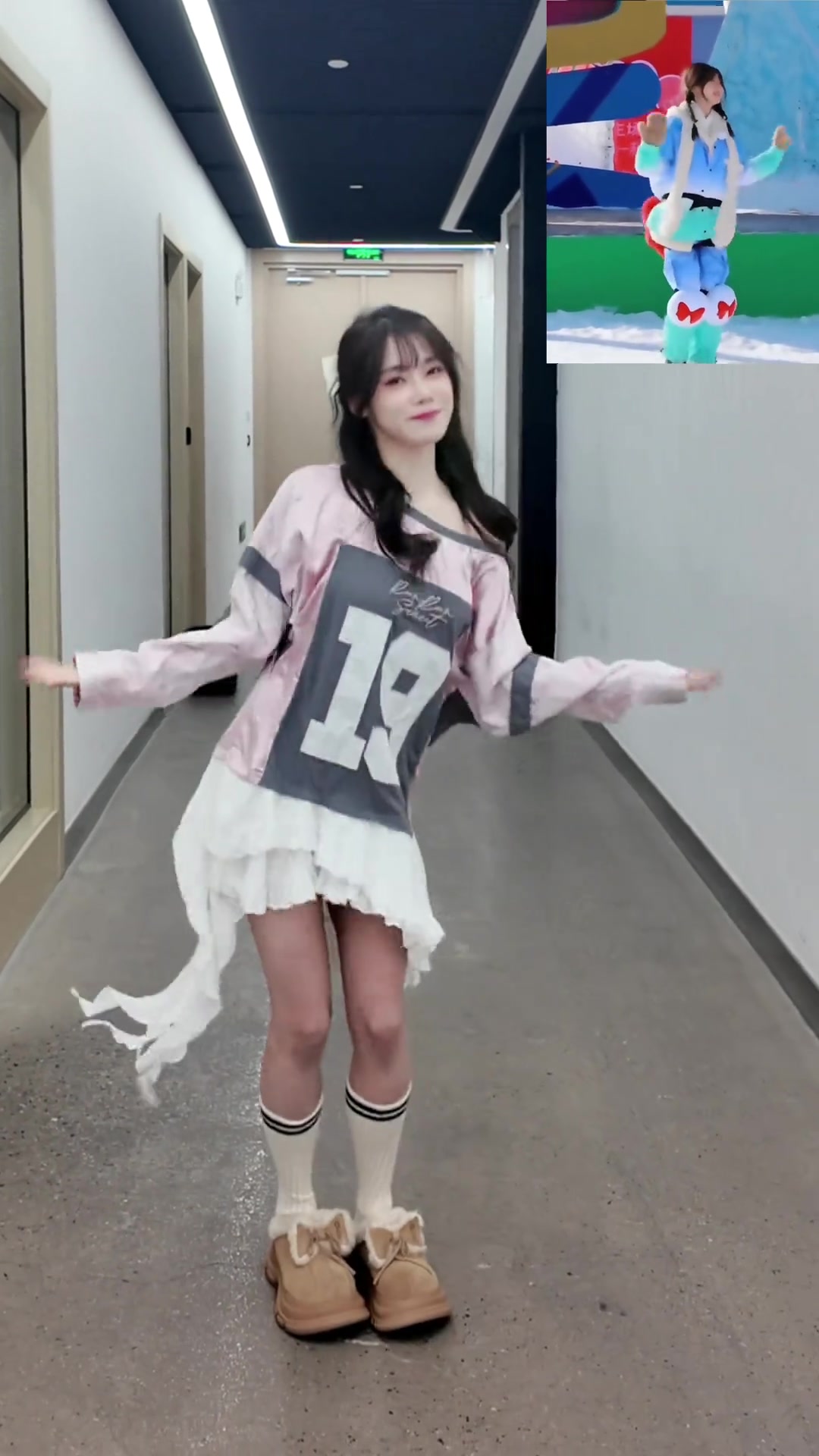 png电子官网LPL女主持人小钰分享视频：打卡企鹅舞～可爱到想跳一百遍！！