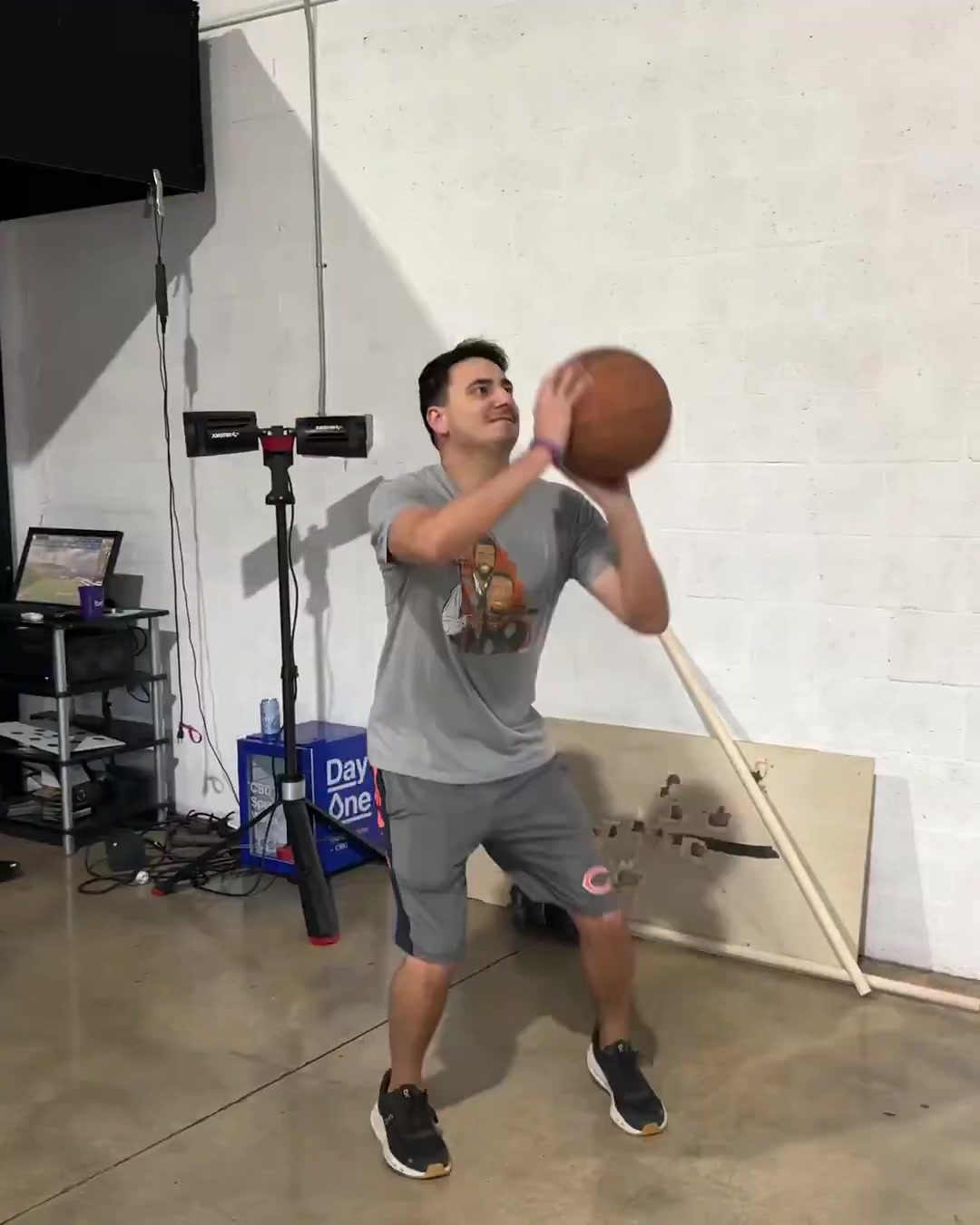 png电子网站😂展示军火库？球迷恶搞对阵莫兰特要面临的画面