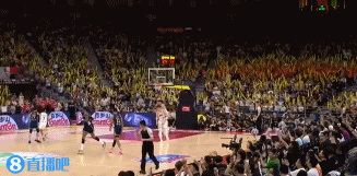 png电子官网不在状态！前2场都没出战的黄荣奇贴防哈维犯规！7分钟就3犯了！