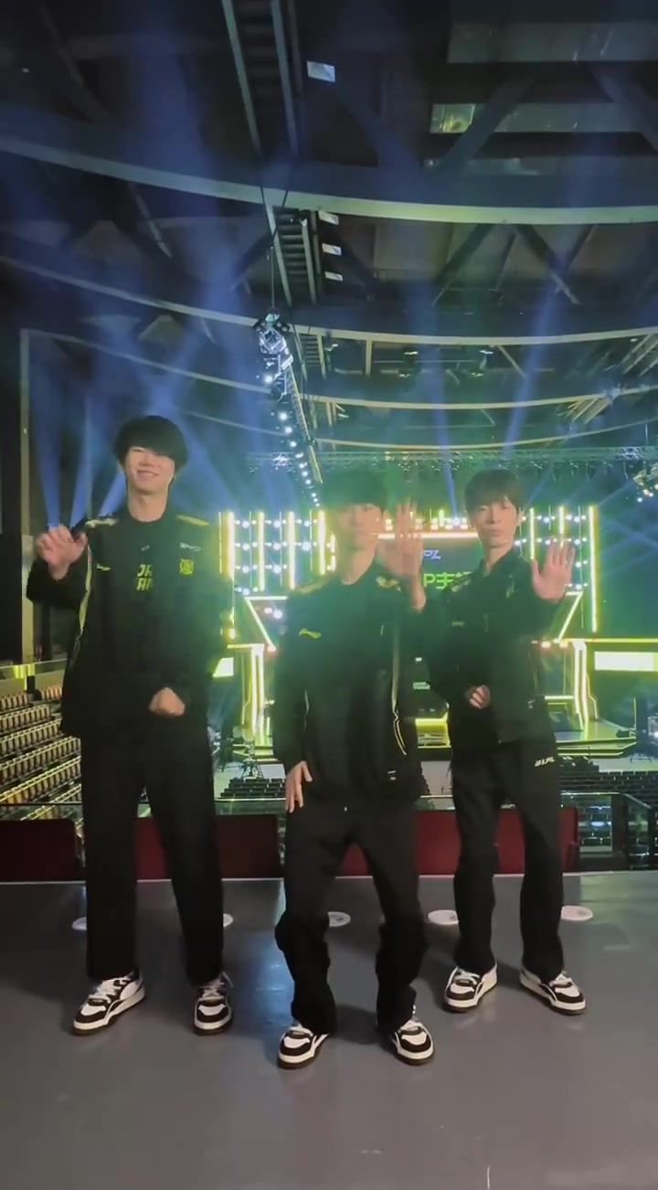 png电子平台大主播和他的四个舞伴！NIP官抖发布赛后五人跳舞视频