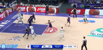 电子png游戏火药味！陈盈骏冲击篮筐和孟子凯发生摩擦 最终吹后者技术犯规