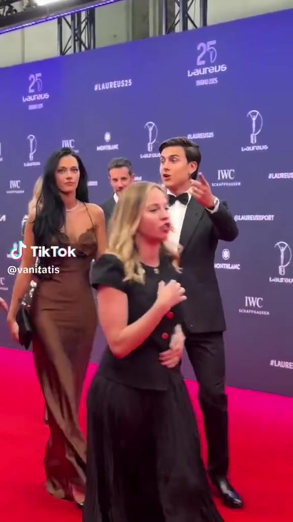 png电子婀娜多姿！迪巴拉与妻子一起走红毯参加劳伦斯颁奖典礼