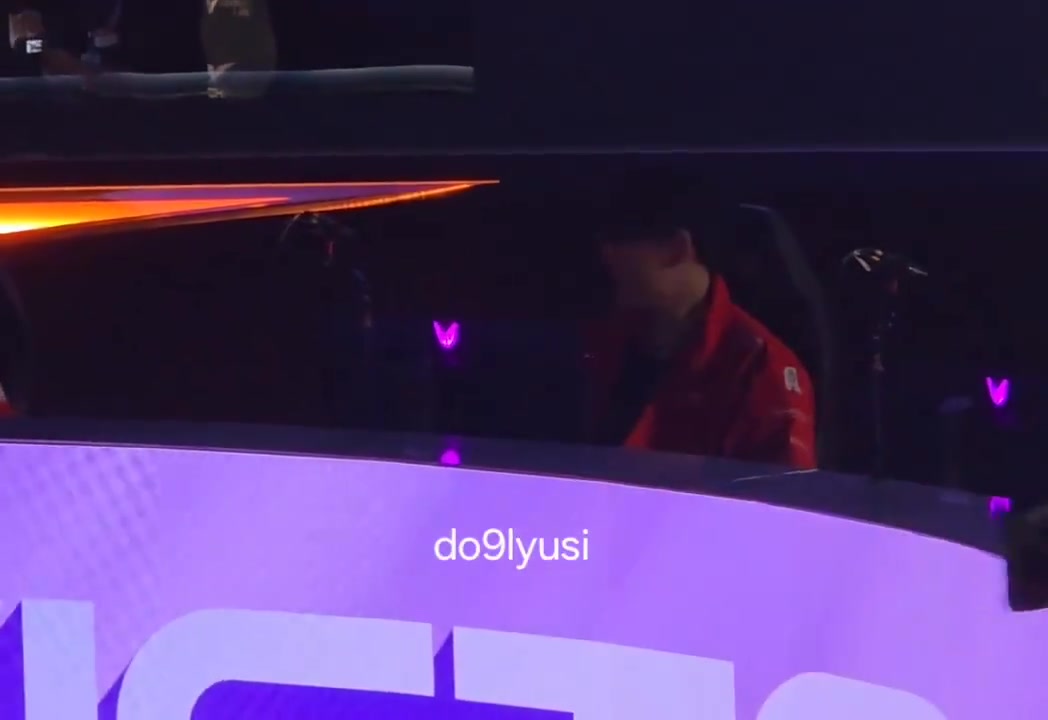 png电子网站兄弟我好想你！Gumayusi坐在选手席看到Zeus退场会心一笑