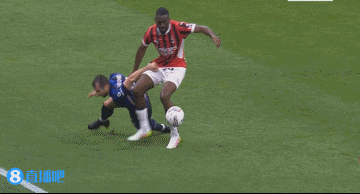 png电子官网太疼了！姆希塔良倒地后被福法纳踩中，痛苦捂住小臂