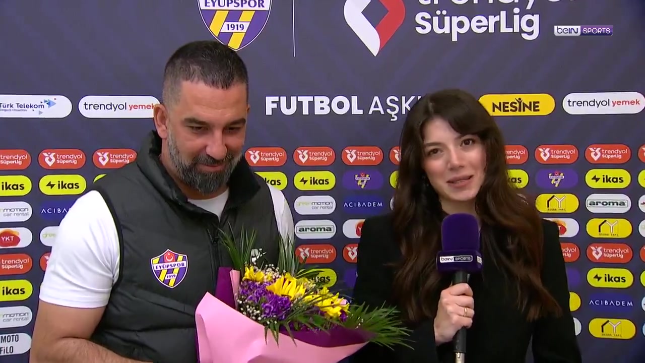 png电子官网暖男💖恰逢母亲节，图兰给一名怀孕的记者送上鲜花和祝福