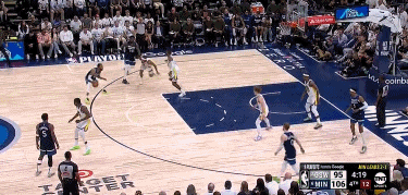 png电子平台予取予求！兰德尔接球直面篮筐 滑翔拉杆躲过防守反篮潇洒命中