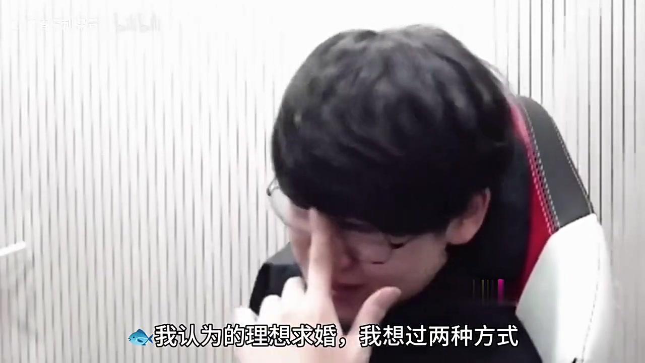 png电子平台丫还挺懂浪漫！Gumayusi谈理想求婚场景：要么家里安静低语，要么钟楼下跪着