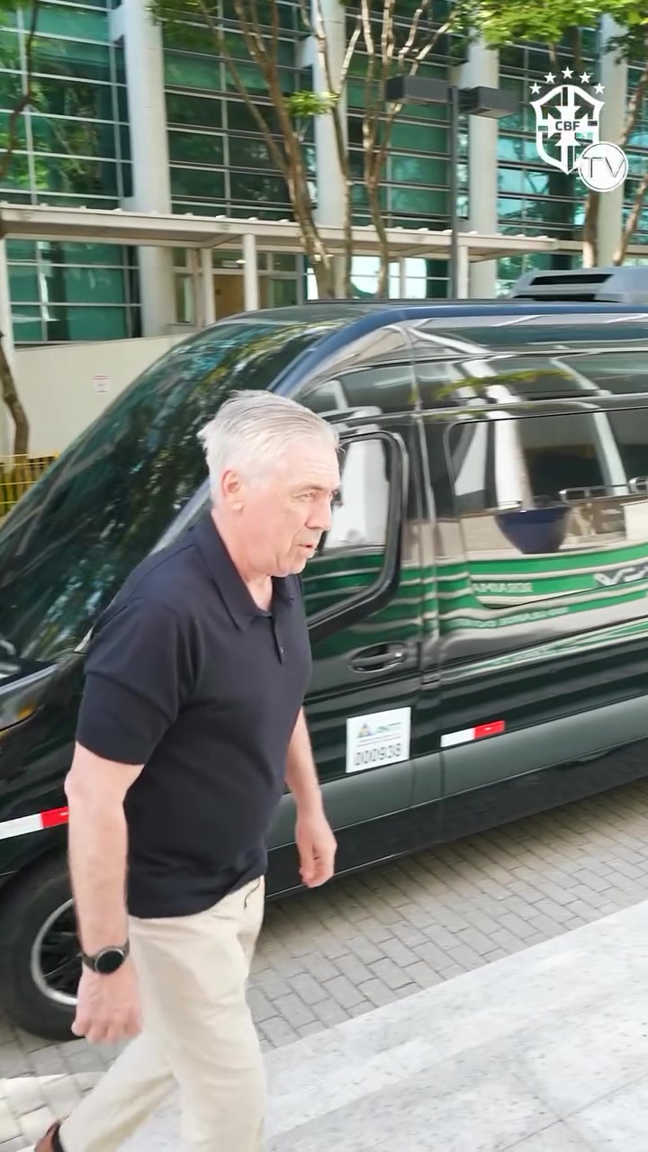 png电子平台冲击六星！安帅参观巴西博物馆凝视大力神杯，比划再放一座