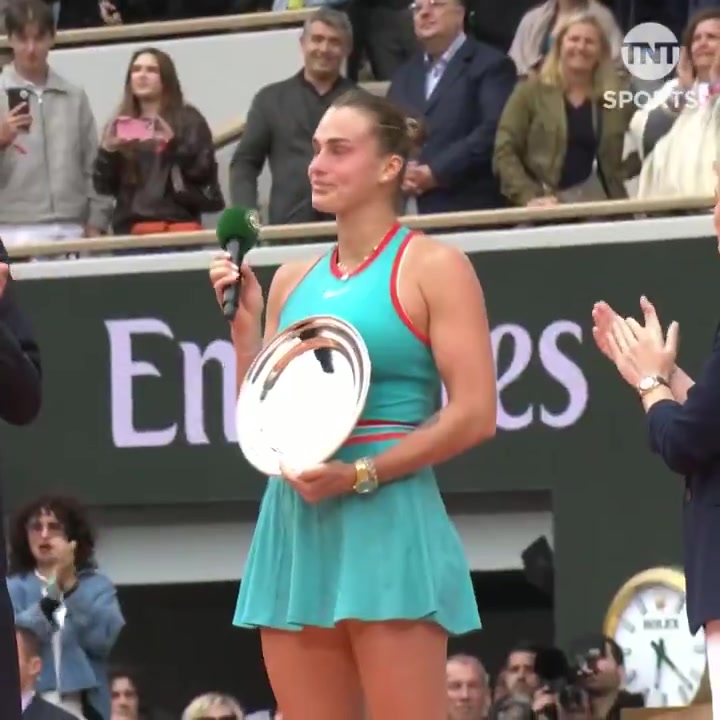 png电子平台太痛了😖萨巴伦卡脸颊带泪致辞：很难过，但还是祝贺高芙拿法网