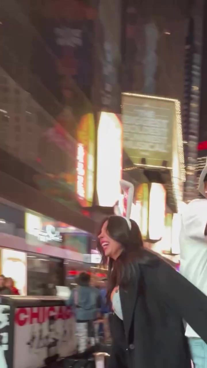 电子png游戏🥵大尺度互动！比斯利和身材爆炸女友玩LOVE游戏 最后这一吻…