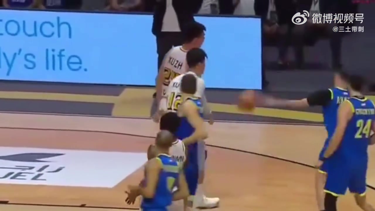 png电子网站😯亚一控！被许钟豪撞伤的阿拉基自宣接受手术&赛季报销💔