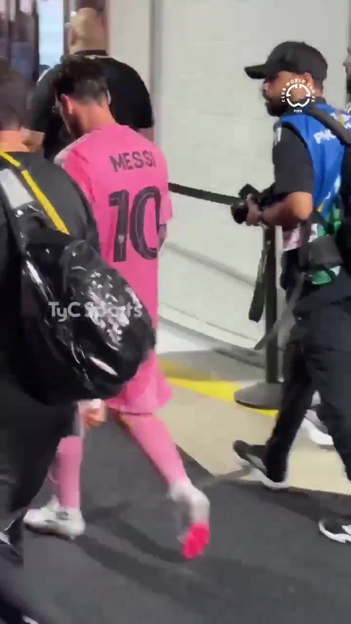 png电子平台梅西赛后返回更衣室，保镖亚辛隔了一段距离紧紧跟随